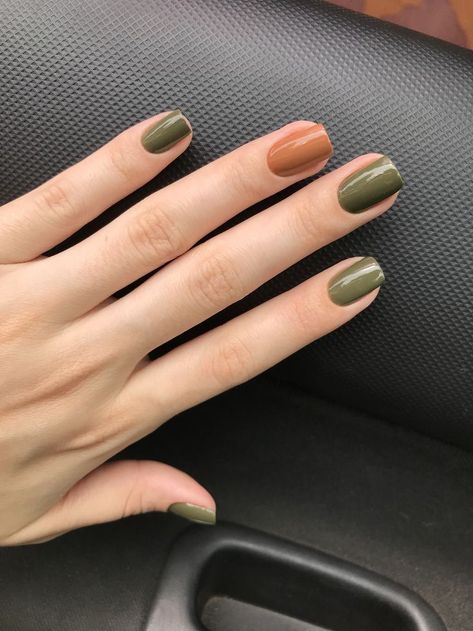 Fall Nails 2 Colors, Two Color Nails Ideas, Nature Inspired Nails, Two Color Nails, Line Nail Art, Mens Nails, Simple Fall Nails, Hippie Nails, Hello Nails