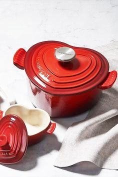 Red Pots And Pans, Heart Le Creuset, Le Crueset Pots Aesthetic, Red Le Creuset, Red Kitchen Aesthetic, Le Creuset Aesthetic, Le Creuset Heart, Le Creuset Red, Le Creuset Set