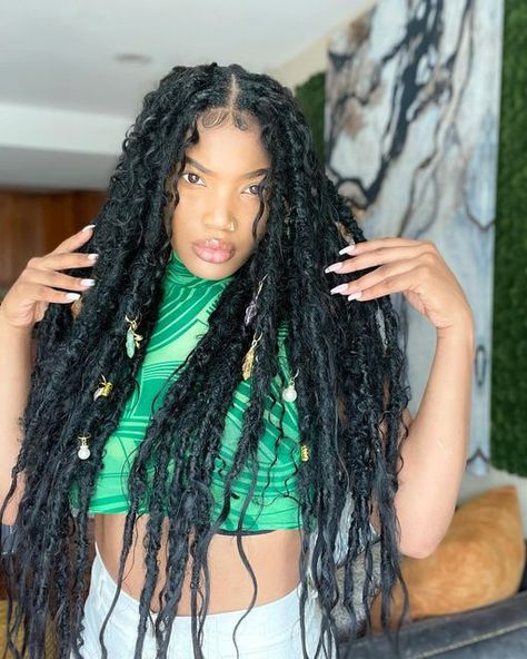 Faux Locs With Charms, Faux Locs With Shells, Jumbo Boho Locs, Jumbo Faux Locs Long, Jumbo Locs Black Women, Faux Locs With Beads, Chunky Faux Locs, Mermaid Locs Goddess, Medusa Locs