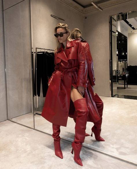 Leather Coat Dress Outfit, Red Leather Jacket Aesthetic, Leather Dress Street Style, Red Coat Outfit Winter, Red Leather Outfit, Red Fur Coat, Leather Dress Outfit, Type Outfit, Red Leather Coat