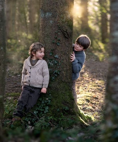 Family Photoshoot Forest, Family Forest Photoshoot, Forest Family Photos, Two Brothers Photography, Story Telling Photography Ideas, Hide And Seek Photography, Children Playing Photography, Creative Family Photos, Forest Family Photoshoot