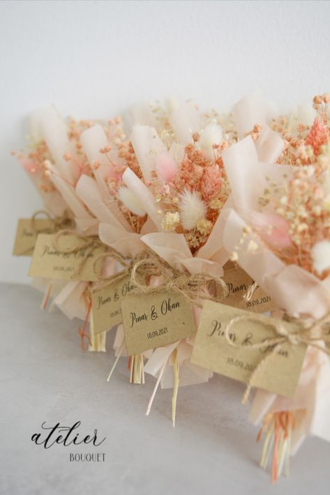 You can give these incredible favors to guests for your bridal shower, baby shower, engagement party or wedding day. Pink Dried Flower Bouquet, Mini Dried Flower Bouquet, Boho Wedding Favours, Box Decorations, Mini Bouquets, Floral Magnets, Dried Flower Bouquets, Bulk Wedding Favors, Gift Boxes Decoration