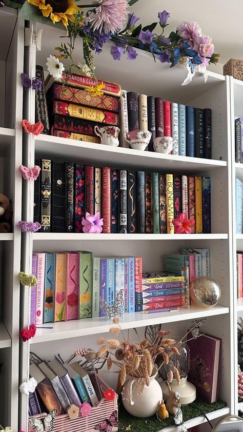 Bookseller Aesthetic, Cute Bookshelf Ideas, Aesthetic Bookshelf Decor, Pretty Bookshelves, Bookshelf Room, Bookshelf Aesthetic, Book Carts, Future Library, Bookshelf Display