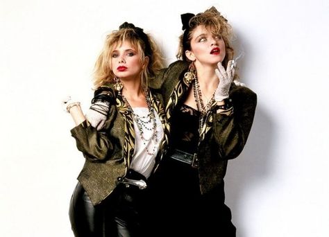 madonna 80s jewelry gold 80s Movie Costumes, 80s Madonna, 80s Fashion Icons, Desperately Seeking Susan, 80s Accessories, Madonna 80s, 80s Jewelry, Image Halloween, Famous Outfits