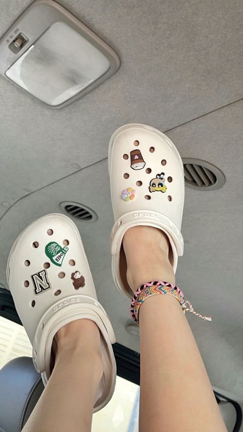 Stucco Crocs Jibbitz, Beige Crocs Outfit, Stucco Crocs, Crocs Jibbitz Aesthetic, Crocs Outfit Summer, Crocs Aesthetic Outfit, Beige Crocs, Charm Crocs, Summer Aesthetic Pictures