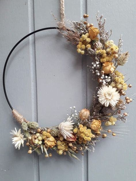 Gold Ring Dried Flower Wreath, Dried Floral Decor, Dried Flower Wreaths, Eco Gifts, Diy Crafts To Do, Handmade Christmas Gifts, Dried Floral, Dried Flower Bouquet, Flower Stands