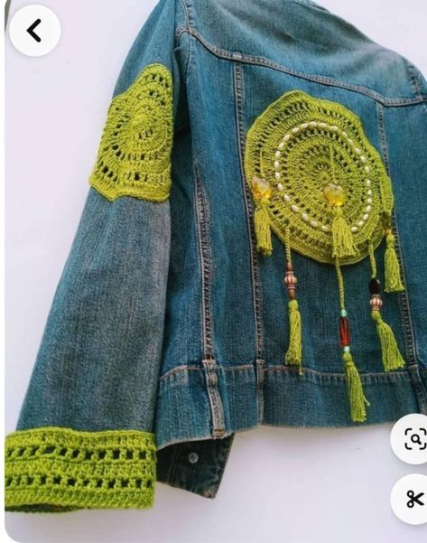 Jeans And Crochet Ideas, Denim And Crochet Ideas, Jean Jacket Crochet, Crochet Mixed Media, Crochet Denim Jacket, Patch Jean Jacket, Jeans Crochet, Squared Clothes, Crochet Instagram