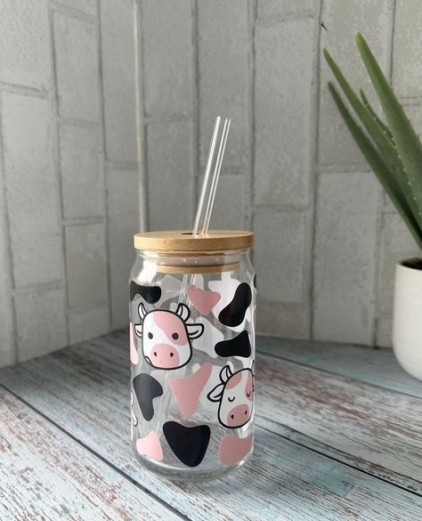 Glass Cup Vinyl Design, Glass Bamboo Cup, Glass Cups With Bamboo Lids Designs, Can Glass Cup Design, Glass Cup Design Ideas, Libby Cup Designs, Cow Print Glass Cup, Cow Glass Cup, Cow Cups