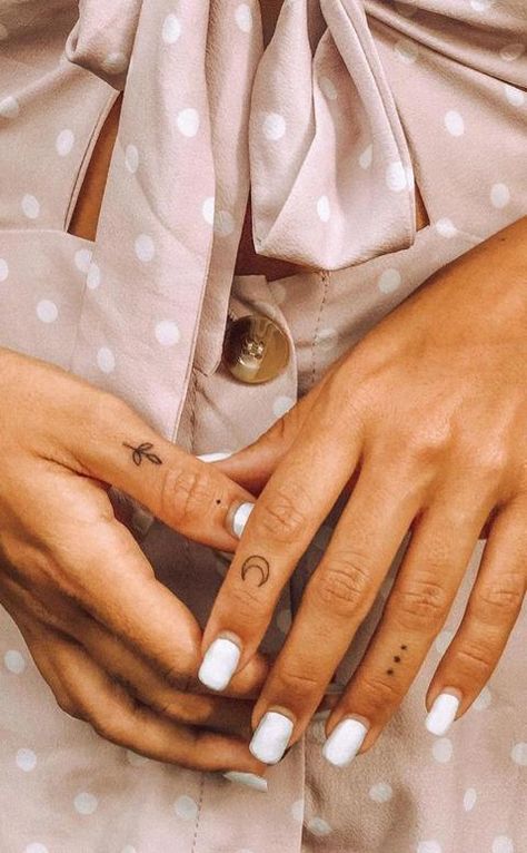 Finger Dot Tattoos For Women, Half Moon Finger Tattoo, Boho Finger Tattoos, Minimal Tattoo Aesthetic, Dot Tattoos For Women, Finger Dot Tattoo, Moon Finger Tattoo, Art Flash Tattoo, Thumb Tattoos