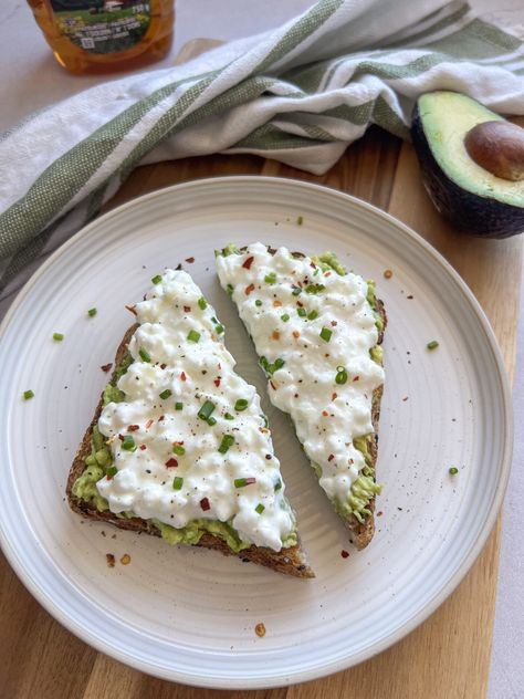 Cottage Cheese Avocado Toast (High Protein) Toast Cottage Cheese, Cheese Avocado Toast, Cottage Cheese Avocado, Toast With Avocado, Cottage Cheese Recipes, Chili Flakes, Cottage Cheese, High Protein, Avocado Toast