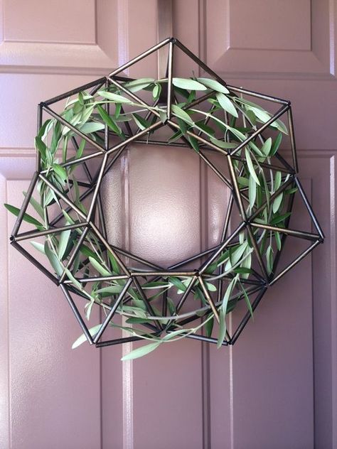 Himmeli Wreath, Diy Himmeli, Diy Snowflake Decorations, Christmas Wreath Image, Himmeli Diy, Make A Christmas Wreath, Straw Crafts, Modern Wreath, Door Diy