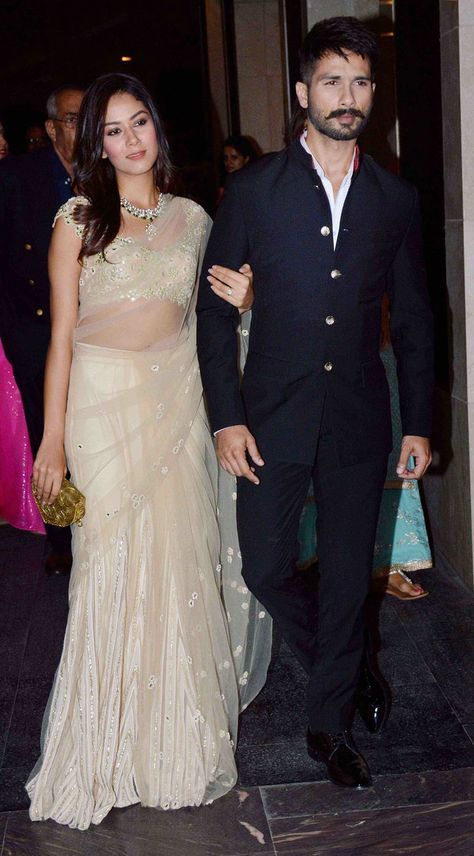 Mira Rajput and Shahid Kapoor make a starry entry (Photo: Yogen Shah) Indian Engagement Outfit, Masaba Gupta, Indian Engagement, Groom Dress Men, Indian Groom Wear, Wedding Dresses Men Indian, Sherwani Groom, Reception Outfit, Indian Couple