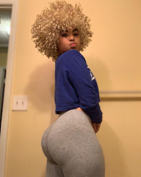 Image may contain: 1 person, standing and indoor Light Skin, Pretty Face, Body Goals, Hair Goals, Pretty Woman, Curly Hair, Outfit Of The Day, Natural Hair Styles, Curly Hair Styles