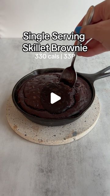 Amanda | Macro-Friendly Recipes on Instagram: "This skillet brownie is perfect for when you don’t wanna make a whole batch, or if you live alone like I do! At 330 cals & 33P, it’s the perfect sweet treat to have while still hitting your macros 💪🏻🍫

Nutrition:
332 calories, 32.5P, 30.5C, 10.5F

Ingredients:
-20g all purpose flour
-20g chocolate protein powder (I used @pescience - discount code FIT15)
-2g baking powder 
-10g unsweetened cocoa powder 
-15g zero calorie sweetener (I used @Lakanto - discount code FIT15)
-1 egg
-80g nonfat Greek yogurt 
-10g light margarine 
-40ml unsweetened almond milk 
-10g mini chocolate chips 

Directions:
-Preheat the oven to 350F
-Combine all the ingredients into a bowl (start with dry, then mix in the wet)
-Spray a 6.5 inch cast iron skillet with cook Skillet Brownie, Unsweetened Cocoa Powder, Instagram Recipes, Live Alone, Cookie Pizza, Macro Friendly Recipes, Nonfat Greek Yogurt, Protein Cookies, Tic Tok