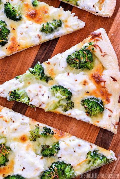 Pizza With Broccoli, White Pizza Recipe, Broccoli Pizza, Ricotta Pizza, White Pizza Sauce, White Pizza Recipes, White Sauce Recipes, White Pizza, Meatless Main Dishes