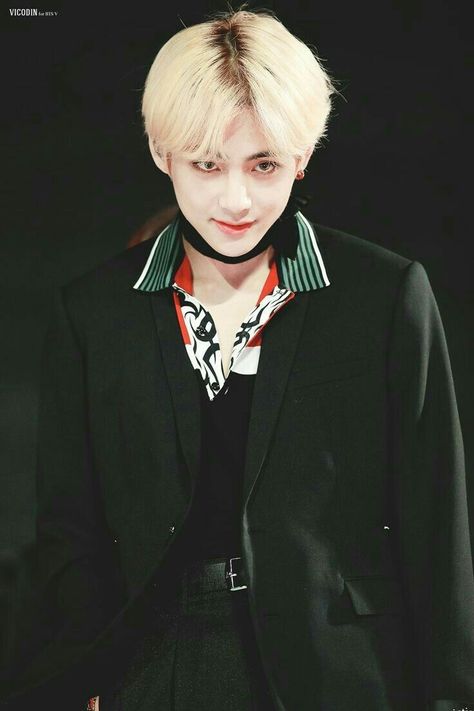 nochu⁷ on Twitter: "Taehyung smirking : A needed thread… " Bts Selca, Katsuki Yuri, V Bts Wallpaper, Celebrity Style Red Carpet, Kim Taehyung Wallpaper, Fan Fiction, Grunge Style, V Taehyung, Daegu