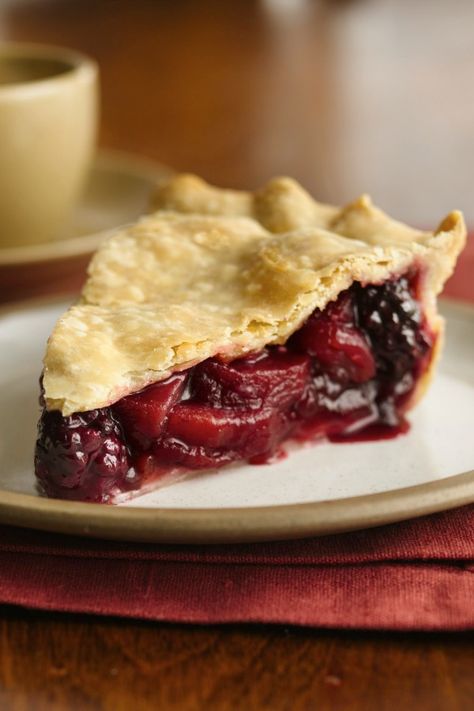 A must-try state fair pie with fresh blackberries, apples, cinnamon and nutmeg! Easy Blackberry Cobbler, Berry Pie Recipe, Perfect Apple Pie, Blackberry Pie, Berry Dessert, Berry Pie, Fruit Pie, Apple Pie Recipes, Pie Dessert