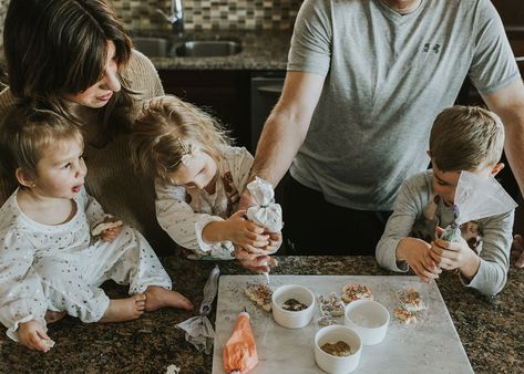 Family Photos Making Cookies, Family Baking Photoshoot, Kitchen Shoot, Baking Photoshoot, Bff Shoot, Baking Photos, Cooking Photography, Family Baking, Couple Cooking