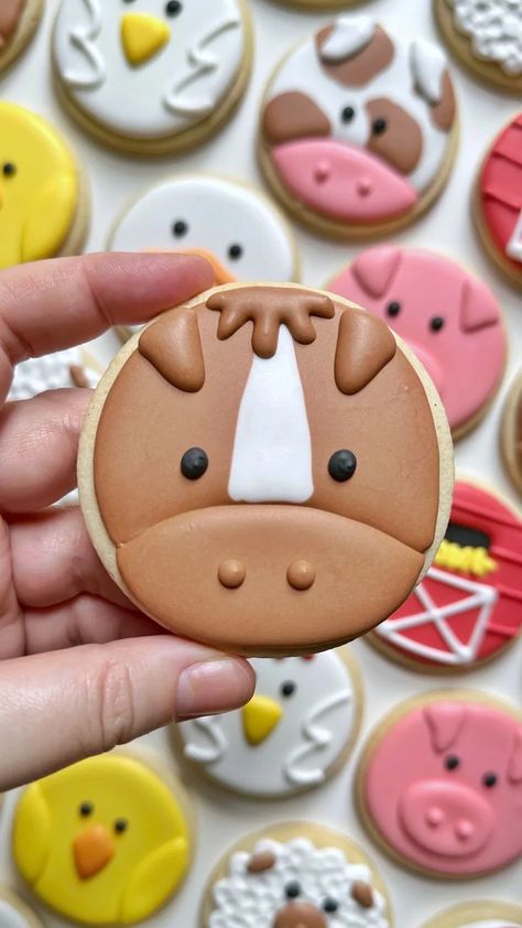 Animal Cookies Decorated Royal Icing, Flood Icing Cookies, Football Royal Icing Cookies, Cookies Royal Icing Decorating Ideas, Royal Iced Cookies Ideas, Royal Icing Cookie Designs, Sugar Cookie Icing Designs, Buttercream Cookies Decorated, Royal Icing Ideas