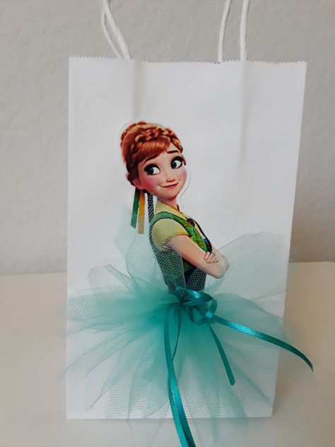 Having a Disney princess theme party? These favor bags are perfect for the goodies.  https://www.ebay.com/itm/293078399300 Disney Princess Goody Bag Ideas, Disney Princess Gift Wrapping Ideas, Anna Frozen Party, Goodie Bag Princess Ideas, Disney Princess Birthday Gift Bags, Disney Style Gift Bag, Rectangular Shape, Disney Princess Theme Party, Princess Anna Frozen, Princess Favors