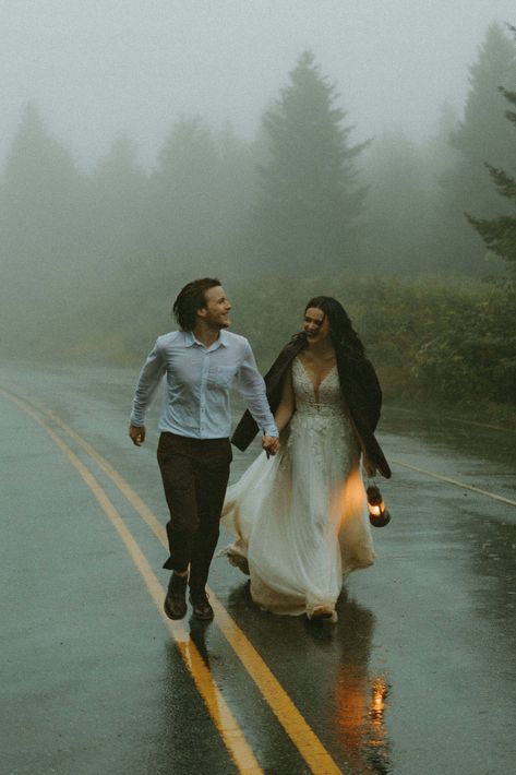 Monsoon Photoshoot, Adventure Elopement Ideas, Rain Couples Photoshoot, Wedding In Rain, Rain Elopement, Rainy Day Elopement, Rainy Elopement Photography, Wedding Rain Photography, Smokey Mountain Elopement