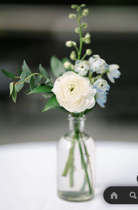 Wedding Center Piece Bud Vases, Diy Small Centerpieces, Mini Vase Wedding Centerpiece, Small Vases With Flowers Centerpiece, Simple Blue Wedding Decor, Bud Vase Arrangements Wedding, Blue And White Bud Vases, Blue Bud Vases Wedding, Simple Wedding Table Flowers