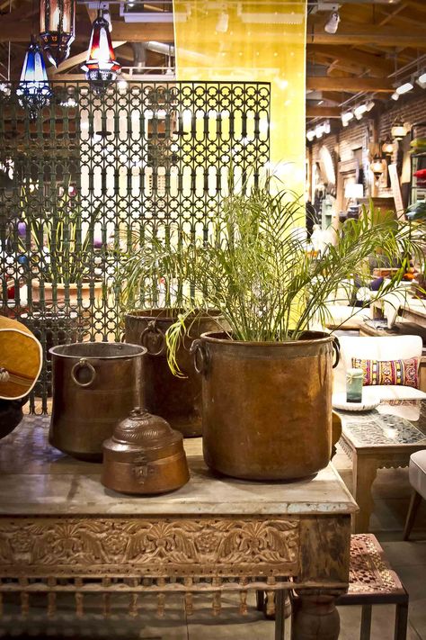 Cluster of vintage copper planters!! Vintage Brass Decor, India Home Decor, Antique Home Decor, Kitchen Interior Design, Copper Planters, Timeless Interiors, Antique Home, Trellis Plants, Brass Planter