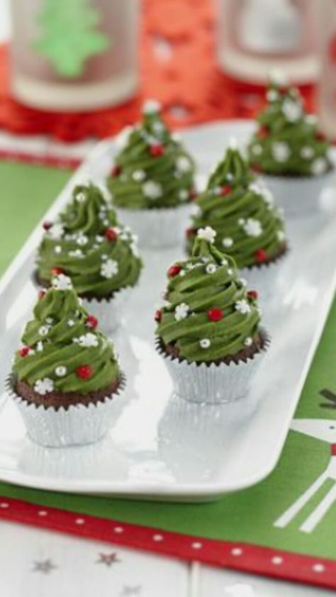 Gourmet Cupcake Recipes, Mud Cakes, Cute Christmas Desserts, Mud Cake Recipes, Christmas Tree Cupcakes, Easy Cupcake Recipes, Christmas Recipes Easy, Making Cakes, Gourmet Cupcakes