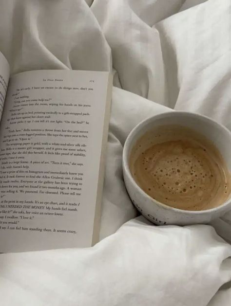 Slow Living Aesthetic, I Feel Numb, Living Aesthetic, Reading Motivation, Bookstagram Inspiration, Book Enthusiast, Aesthetic Pinterest, World Of Books, Beach Reading