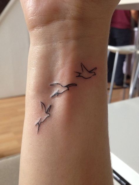 Birds Flying Tattoo, Golondrinas Tattoo, Cool Henna Tattoos, Beachy Tattoos, Minimal Tattoo Designs, Minimal Tattoo Ideas, Tiny Bird Tattoos, Vogel Tattoo, Bird Tattoo Wrist