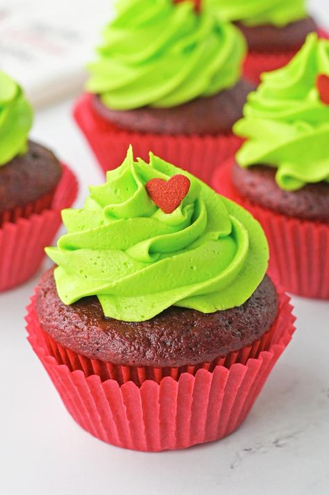 Easy Grinch Cupcakes for Grinchmas Christmas Cupcakes Grinch, Christmas Cupcake Design, December Cupcakes Ideas, Grinch Cupcakes Easy, Grinch Themed Cupcakes, The Grinch Cupcakes, Cupcakes Decoration Christmas, Grinch Muffins, Grinch Cupcake Cake