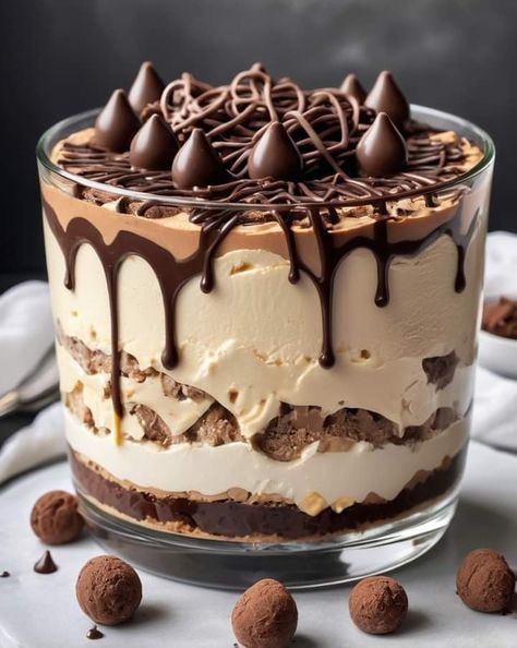 Baileys Trifle, Chocolate Cheesecake Trifle, Trifle Dessert Recipes, Hand Pies Savory, Cheesecake Trifle, Cheesecake Mousse, Trifle Desserts, Food Pics, Melting Chocolate Chips