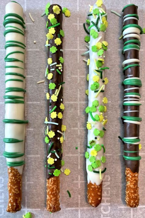 Green Chocolate Covered Pretzels, Mimosa Bar Printables, Diy Mimosa Bar, Diy Mimosa, Irish Appetizers, Chocolate Covered Pretzels Recipe, Chocolate Covered Pretzel Sticks, Bar Printables, Chocolate Pretzel Rods