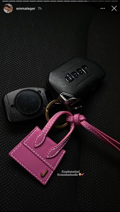 Girly Car Accessories, Accessory Inspo, Purse Essentials, Girly Car, Cute Car Accessories, Vanity Bag, What In My Bag, Pink Girly Things, Cute Keychain