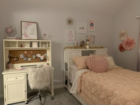 Cuartos Aesthetic, Coquette Room, Dekorasi Kamar Tidur, Minimalist Room, Pretty Room, Dreamy Room, Room Design Bedroom, Dream Room Inspiration, Room Makeover Inspiration