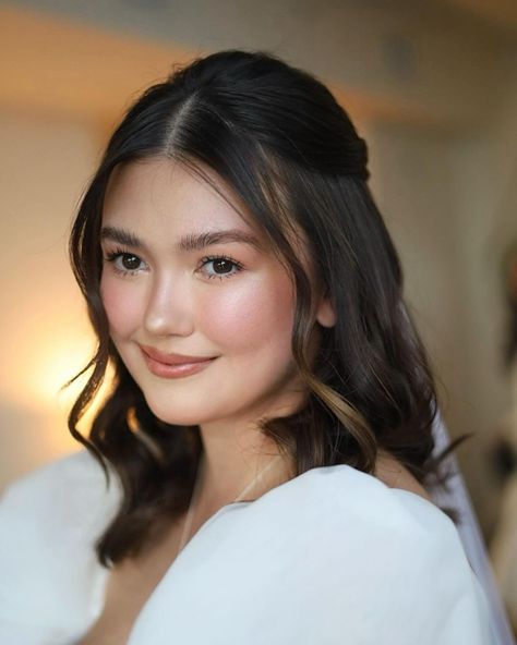 Achieve Angelica Panganiban’s Bridal Makeup With These Filipino Beauty Products Filipino Products, Graduation Look Makeup, Angelica Panganiban, Simple Bridal Makeup, Bride Makeup Natural, Asian Wedding Makeup, Fresh Makeup Look, Bridesmaid Hair Inspo, Fresh Face Makeup