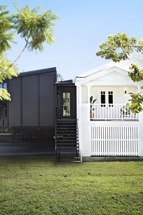 White House Exterior, Modern Queenslander, Black And White House, Queenslander House, Weatherboard House, Modern Extension, Australian Architecture, Built In Furniture, Design Exterior