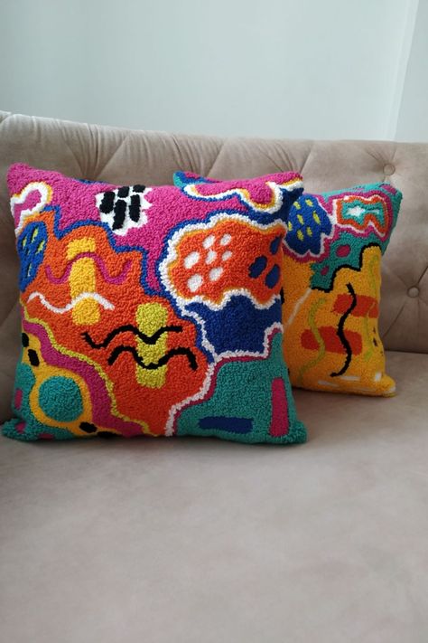 Punch Needle Cushion, Needle Cushion, Colorful Throw Pillows, Embroidered Pillow Covers, Needle Embroidery, Punch Needle Patterns, Abstract Pillows, Small Corner, Punch Needle Embroidery