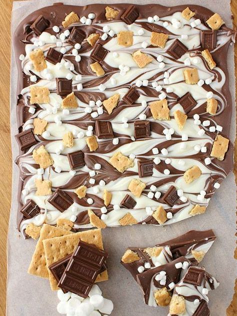 Somors bake Smores Bark, Smores Dessert Recipes, Christmas Bark Recipes, Chocolate Smores, Smores Dessert, Dessert Parfait, Brownie Desserts, Bark Recipe, Dessert Dips