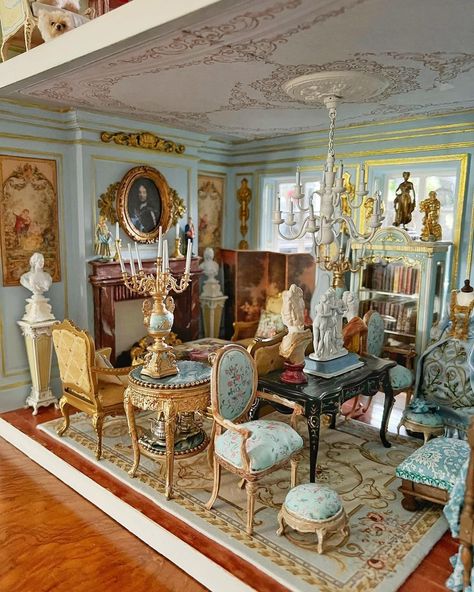 Boaz Monos (@boazinyo) • Instagram photos and videos Rococo Living Room, Pictures Of The Queen, French Doll House, Dollhouse Decorating, French Rococo, Doll House Plans, Dolls House Interiors, Barbie Dream House, Barbie House