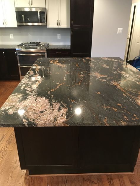 Black magma granite Black And Copper Countertops, Black And Brown Epoxy Countertops, Black And Gold Marble Countertops, Dark Epoxy Countertop, Colorful Kitchen Countertops, Black Epoxy Countertop, Room Ideas Brown, Americana Bathroom, Titanium Granite