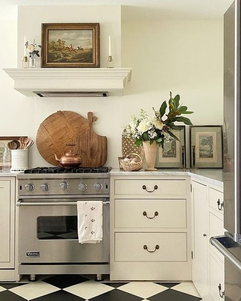 Kitchen Paintings, Marsh House, Bria Hammel, European Kitchens, English Kitchens, Classic Kitchen, Clay Inspiration, Fresh Eggs, Kitchen Cabinetry