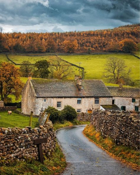 📍Yorkshire Dales •••••• 📸 @jamesalroca ----- Follow @visitnorthyorkshire Follow @englishcottages ----- #visitnorthyorkshire… | Instagram Ireland Cottage, Country Living Uk, Old Cottage, Interesting Buildings, British Countryside, Yorkshire Dales, Rural Life, Village Life, Old Stone