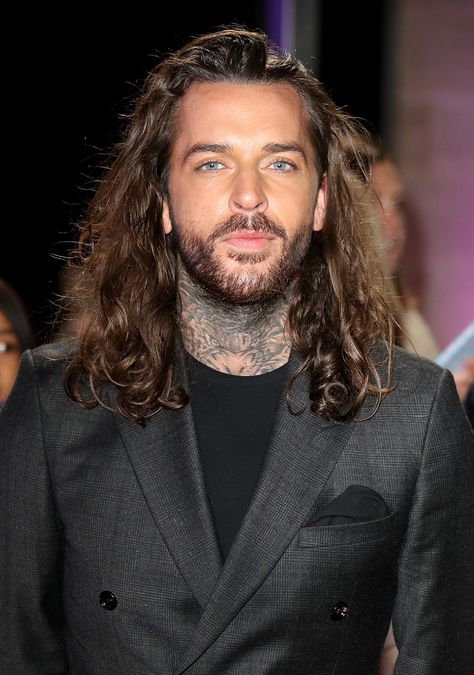 Wicks Hair, Pete Wicks, Arsenal Liverpool, Haircut Pictures, Cute White Guys, Long Hair Styles Men, Cool Haircuts, Wicks, Blue Eyes