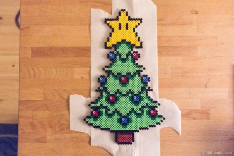 Super Mario Christmas Tree, Mario Christmas Tree, Super Mario Christmas, Mario Christmas, Sprite Art, Christmas Perler Beads, Nerd Crafts, Pixel Beads, Hama Bead