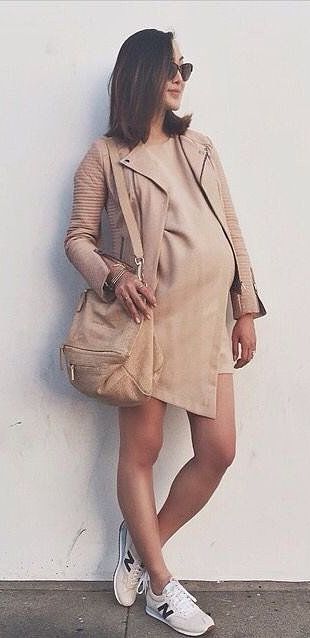 Mother Style, Bump Fashion, Prego Outfits, Mommy Fashion, Dress Sneakers, Neutral Dress, Baby Bump Style, Baby Inside, New Balance Outfit