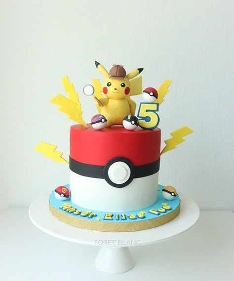 Pikachu Cake Ideas, Pikachu Cake Birthdays, Pokemon Cakes, Pokeball Cake, Pokémon Cake, Birthday Pies, Pikachu Birthday, Pokemon Themed Party, Pokemon Birthday Cake