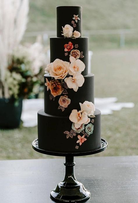 30 Stylish Black Wedding Cakes | Wedding Forward Bolo Da Peppa Pig, Vintage Pasta, Black Wedding Cake, Unusual Wedding Cakes, Black Cake, Black Wedding Cakes, Floral Wedding Cake, Unusual Weddings, Floral Wedding Cakes