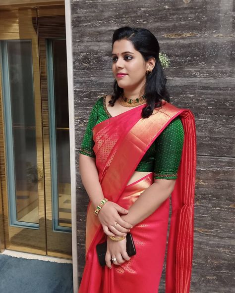 Red Green Saree Combination, Red Saree With Green Blouse, Christian Weddings, Kerala Saree Blouse, Unique Saree, Christian Bridal Saree, Saree Jacket, Saree Jacket Designs, Kerala Saree Blouse Designs