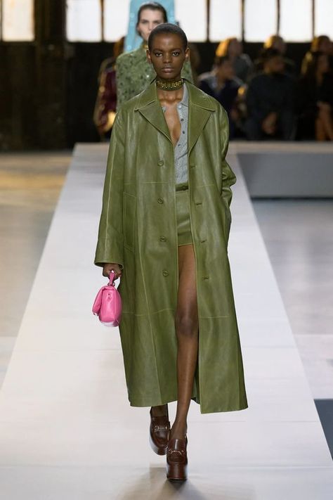 Gucci Fall 2024 Ready-to-Wear Gucci 2024 Fall Winter, Mode Ab 50, Milan Fashion Week Runway, Gucci Runway, Fall Winter Fashion Trends, Solange Knowles, Fall 24, Fashion Trends Winter, Capsule Outfits